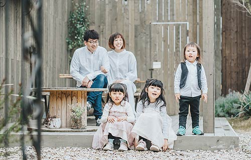 屋根付きのウッドテラス